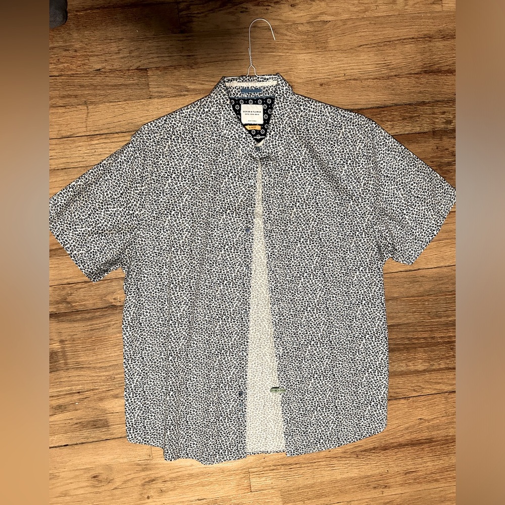 Men’s XL Black white and blue button-up T-shirt Mint Condition!